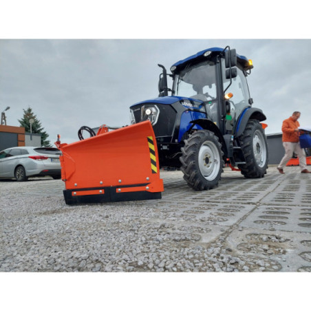 Zestaw komunalny LOVOL M504 z kabiną, pługiem Strzałka 2,0m i piaskarką