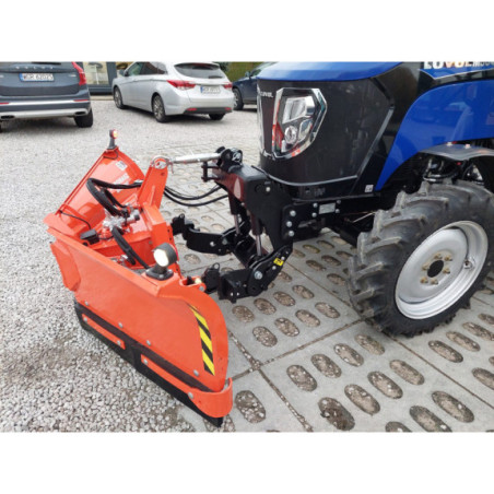 Zestaw komunalny LOVOL M504 z kabiną, pługiem Strzałka 2,0m i piaskarką